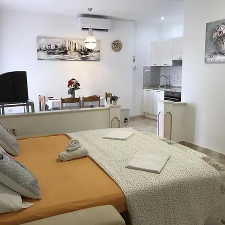 Apartment Beach With Pool Omis