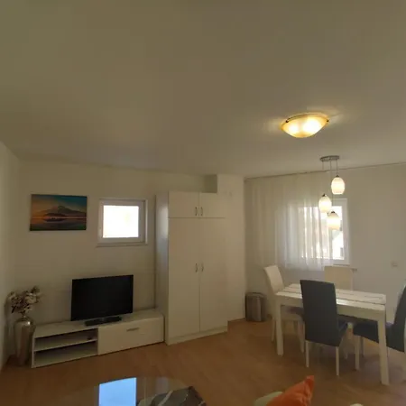 Apartment Beach With Pool Omis